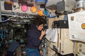 Astronauta americana Sunita Williams. KD5PLB, quando comunicava a bordo da ISS com os estudantes no Observatório Aeroespacial de Oeiras. no ano de 2007.