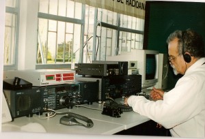 Lançamento em 1998 do Observatório Aeroespacial de Oeiras ex-CS1MAR em parceria com a REP. Equipamentos emprestados em 2005 ao IST-Tagus na imagem.