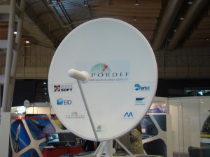 Uma das 6 antenas de 2,8 metros, que foi emprestada pelo Observatório Aeroespacial de Oeiras à EMPORDEF para uma exposição na FIL (também foi depois roubada do IST).