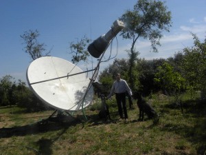 Antena oferecida ao Observatório Aeroespacial de Oeiras, e que se salvou dos roubos no campus do IST-Tagus, deslocada para uso pessoal, sem conhecimento dos seus titulares.