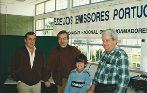 Radioamadores da região de Cascais e Oeiras que visitaram o Observatório Aeroespacial de Oeiras no ano da sua criação em 1998.