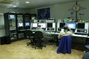 Aspecto geral da estação CS5CEP projecto da autoria do Observatório Aeroespacial de Oeiras, instalado dentro do IST-Tagus na 2ª fase em 2010, na imagem múltiplos equipamentos do observatório que foram emprestados ao IST e cuja devolução se aguarda desde 2010. Apenas a sala, três mesas e dois armários são propriedade do IST todo o restante material e equipamento, foi emprestado.