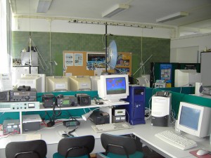 Observatório Aeroespacial de Oeiras, vista geral da estação e dos equipamentos de rádio e antenas parabólica para 2,4 GHz