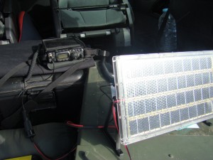 FT-817 integrado com baterias externas e painel solar de carga e reposição de energia.